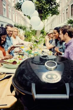 Outdoorchef Holzkohle Kugelgrill Kensington 570 C Schwarz -Günstiges Outdoorchef Geschäft 18 400 03 KENSINGTON 570 C 2016 Gruppenbild 01