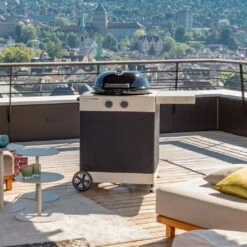 Outdoorchef Gas Kugelgrill Arosa 570 G Tex Inkl. Blazing Zone + Cooking Zone 23 Outdoorchef Gas Kugelgrill Arosa 570 G Tex Inkl. Blazing Zone + Cooking Zone -Günstiges Outdoorchef Geschäft Outdoorchef Arosa 570 G Tex mood 2