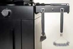 Outdoorchef Gas Kugelgrill Arosa 570 G Evo Black Style - Inkl. Blazing-/Cooking Zone Kit Plus -Günstiges Outdoorchef Geschäft Outdoorchef Arosa Gas Kugelgrill 570G EVO Black Style Seitenablage