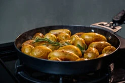 Outdoorchef Carbonstahl Pfanne Ø 24 Cm -Günstiges Outdoorchef Geschäft Outdoorchef Carbonstahl Pfanne 24cm Anwendung