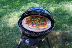 Outdoorchef Gas Kugelgrill Chelsea 420 G Pizzaofen - Pizza Chef Inkl. Grillfürst Pizzastein, Pizzaheber Und Pizzaschneider -Günstiges Outdoorchef Geschäft Outdoorchef Chelsea 420 G Gas Kugelgrill Pizzaofen 1