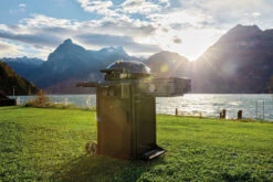 Outdoorchef Gas Kugelgrill Davos 570G Pro Mit Blazing Zone (Infrarotbrenner) & Abdeckhaube -Günstiges Outdoorchef Geschäft Outdoorchef Davos 570G Pro Blazing Zone Lifestyle