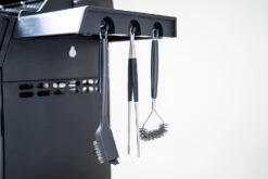 Outdoorchef Dualchef 425 G BZ Gasgrill Mit Blazing Zone Infrarotbrenner + DGS Gusseisen Grillrost 2 Stk.+ DGS Gemüse Grillrost 2 Stk. -Günstiges Outdoorchef Geschäft Outdoorchef Dualchef 425G BZ Detail Besteckhalter