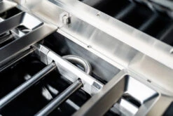 Outdoorchef Dualchef S 425 G Edelstahl Gasgrill Mit Seitenkocher + Blazing Zone Infrarotbrenner + DGS Gusseisen Grillrost 2 Stk. + DGS Gemüse Grillrost 2 Stk. -Günstiges Outdoorchef Geschäft Outdoorchef Dualchef S 425 G Brennerwanne 2