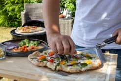 Outdoorchef Gas Kugelgrill Chelsea 420 G Pizzaofen - Pizza Chef Inkl. Grillfürst Pizzastein, Pizzaheber Und Pizzaschneider -Günstiges Outdoorchef Geschäft Outdoorchef Pizzaofen Set Chelsea Grillfuerst Pizzaschneider