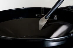 Outdoorchef Trichter-Schaber Für EASY FLIP Trichter -Günstiges Outdoorchef Geschäft Outdoorchef Trichter Schaber Anwendung01