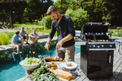 Outdoorchef Dualchef 325 G Gasgrill Mit Seitenkocher + BLAZING ZONE Infrarotbrenner + DGS Gusseisen Grillrost 2 Stk. + DGS Gemüse Grillrost 2 Stk. -Günstiges Outdoorchef Geschäft outdoorchef dualchef 325 g grillparty 18 700 0 2