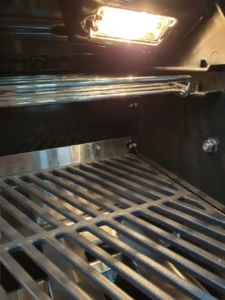 Outdoorchef Dualchef S 425 G Edelstahl Gasgrill Mit Seitenkocher + Blazing Zone Infrarotbrenner + DGS Gusseisen Grillrost 2 Stk. + DGS Gemüse Grillrost 2 Stk. -Günstiges Outdoorchef Geschäft outdoorchef dualchef beleuchtung 2